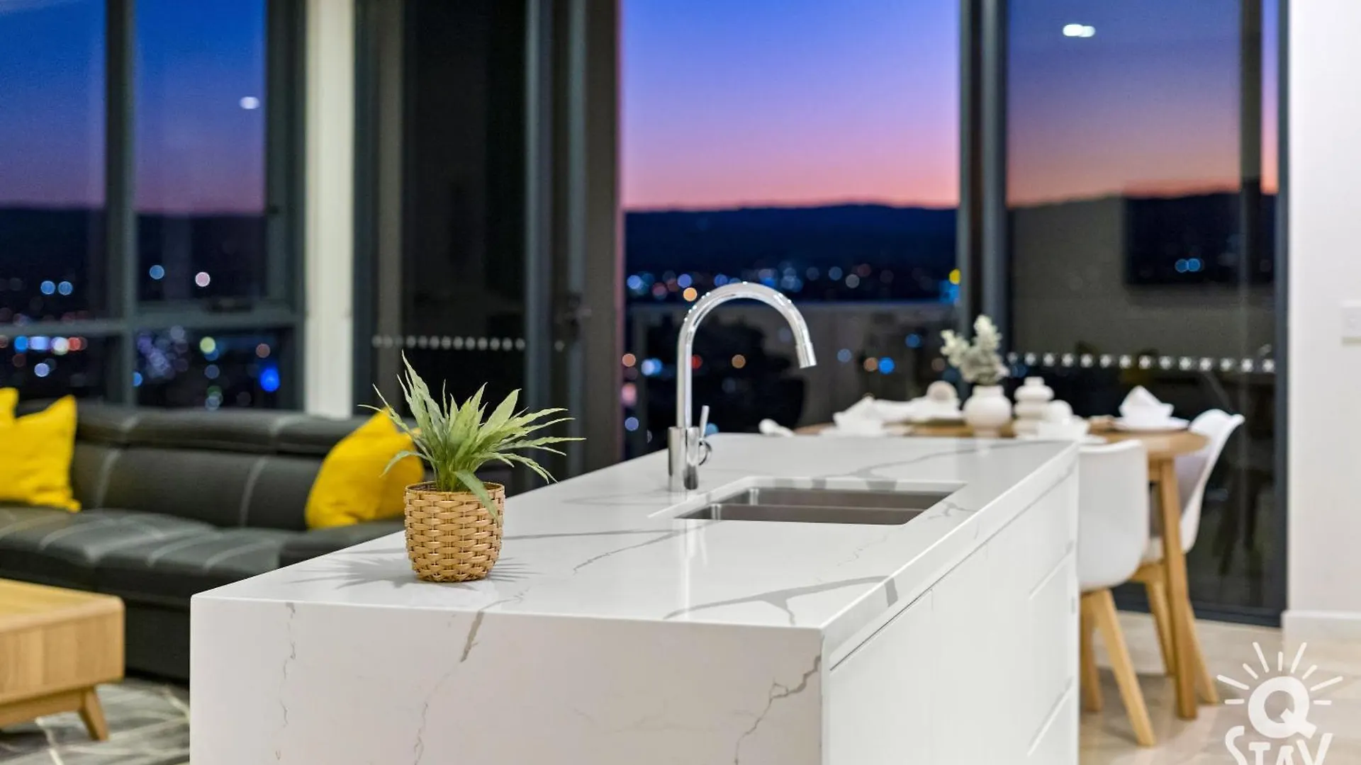 ***** Hotel Ruby - 2 Bedroom Penthouse In Surfers Paradise! Gold Coast Australia